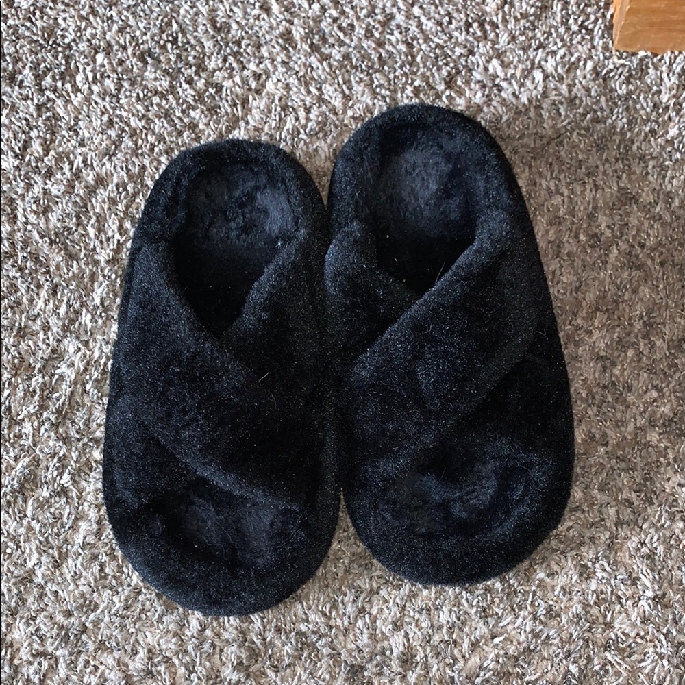 Womens Cozy Black Fuzzy Slippers Posee Size 6-7